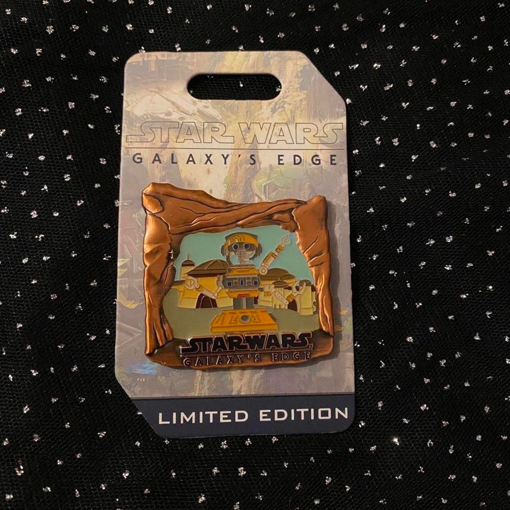 Limited Edition Disney Star Wars Galaxy’s Edge DJ R3X Pin